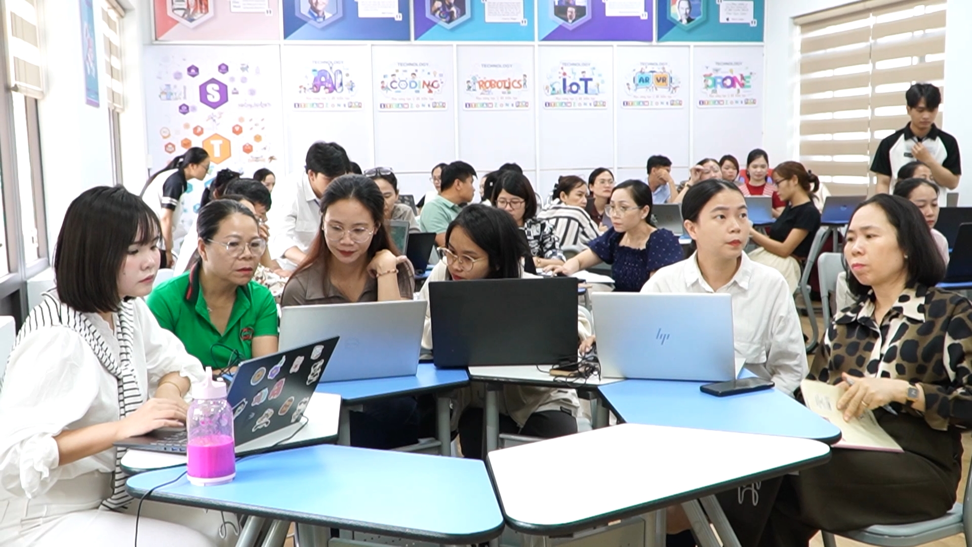 Tập huấn ứng dụng AI trong giảng dạy cho giáo viên 2 27 8 TIN TRUA LIEN CHIEU TAP HUAN AI GIAO DUC.mp4 snapshot 00.50.132